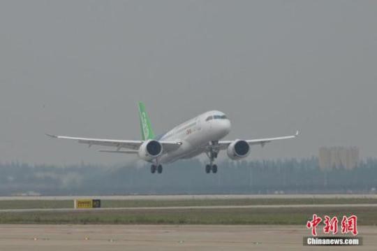5月5日下午2時許，首架國產大飛機C919在上海浦東機場4號跑道成功起飛